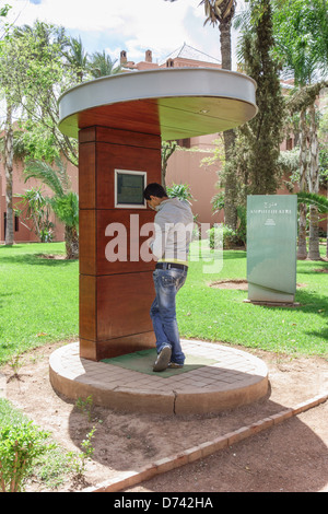 Marrakech, Maroc - Cyberparc Arsat Moulay Abdeslam, parc public avec terminaux Internet, zones wifi et accès à l'écran tactile. Homme utilisant l'écran. Banque D'Images