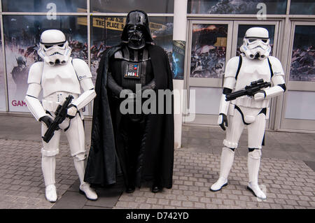 Stratford, London, UK, le 28 avril 2013. Les participants à l'assemblée annuelle de SCI-FI LONDON PARADE dress up comme leur plat favori, jeu, bande dessinée ou film caractères liés à l'approche de la fête qui prend 30 avril au 6 mai 2013. Le festival comprend des nouveaux films de genre, d'événements, conférences et ateliers. Ici, sont Dark Vador et deux gardes impériaux de Star Wars. Crédit : Stephen Chung/Alamy Live News Banque D'Images