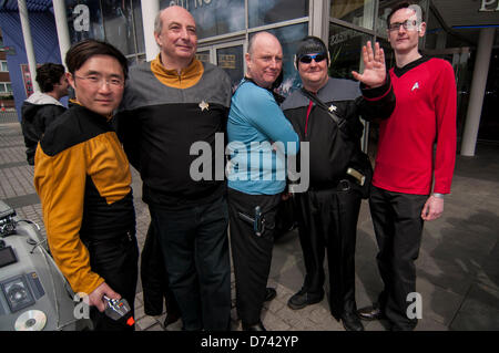 Stratford, London, UK, le 28 avril 2013. Les participants à l'assemblée annuelle de SCI-FI LONDON PARADE dress up comme leur plat favori, jeu, bande dessinée ou film caractères liés à l'approche de la fête qui prend 30 avril au 6 mai 2013. Le festival comprend des nouveaux films de genre, d'événements, conférences et ateliers. Ici, l'homme s'habiller comme des personnages de Star Trek. Crédit : Stephen Chung/Alamy Live News Banque D'Images