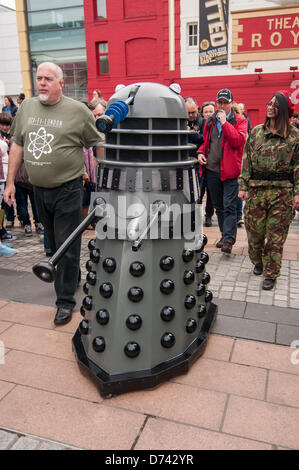 Stratford, London, UK, le 28 avril 2013. Les participants à l'assemblée annuelle de SCI-FI LONDON PARADE dress up comme leur plat favori, jeu, bande dessinée ou film caractères liés à l'approche de la fête qui prend 30 avril au 6 mai 2013. Le festival comprend des nouveaux films de genre, d'événements, conférences et ateliers. Ici, un Dalek de médecin qui arrive . Crédit : Stephen Chung/Alamy Live News Banque D'Images