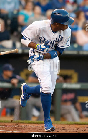 Kansas City, Missouri, United States. Le 28 avril 2013. Kansas City Royals Alcides Escobar # 2 jette son bat après avoir obtenu un succès dans la deuxième partie de l'en-tête double entre les Indians de Cleveland et les Royals de Kansas City à Kauffman Stadium de Kansas City, MO Le 28 avril 2013. Credit : Cal Sport Media /Alamy Live News Banque D'Images