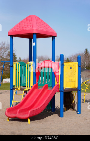 Aire de jeux pour les diapositives, à l'extérieur de l'école Banque D'Images