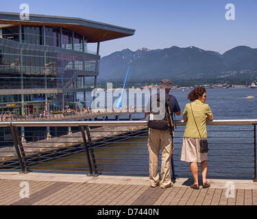 8 juillet 2012 - Vancouver, Colombie-Britannique, Canada - touristes voir le port de Vancouver (Colombie-Britannique), d'une observation pilier adjacent à la référence architecturale Vancouver Convention Centre à gauche. (Crédit Image : © Arnold Drapkin/ZUMAPRESS.com) Banque D'Images