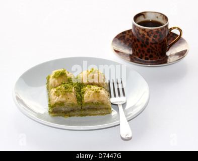 Baklava aux pistaches et une tasse de café turc isolated on white Banque D'Images