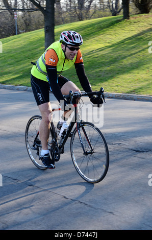 Cycliste solitaire à Rochester NY triathlon. Banque D'Images