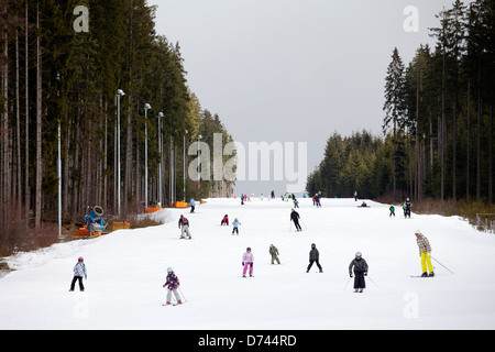 Des lèvres, de la République tchèque, le ski dans un centre de ski Lipno dans la forêt de Bohême Banque D'Images