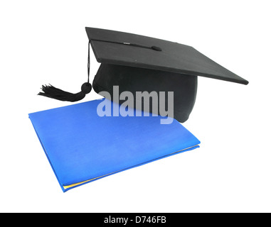 Graduation cap avec diplôme sur fond blanc Banque D'Images