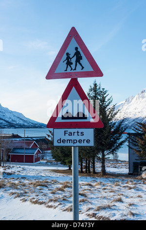 Panneau d'avertissement pour les bosses de la route pour réduire la vitesse Banque D'Images