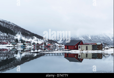 Réflexions de maisons dans l'eau parfaitement immobile d'une baie en Norvège Banque D'Images