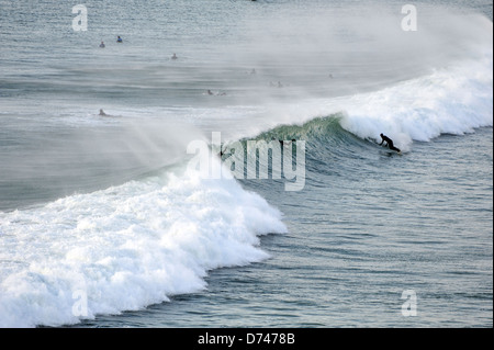 Les vagues de Surfers à plage de Fistral Cornwall Banque D'Images