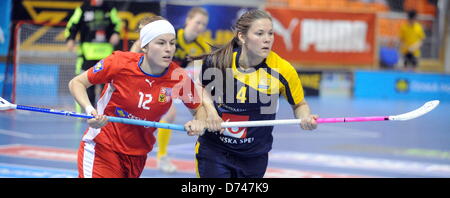 Hana Konickova (gauche, CZE) et Thérèse Karlsson (SWE) au cours de l'Euro Tour Floorball match République tchèque contre la Suède à Brno, République tchèque le 28 avril 2013. (CTK Photo/Igor Zehl) Banque D'Images