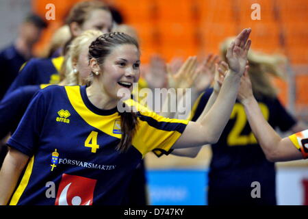 Les joueurs suédois célèbrent la victoire lors de l'Euro Tour femmes Floorball match République tchèque contre la Suède à Brno, République tchèque le 28 avril 2013. (CTK Photo/Igor Zehl) Banque D'Images