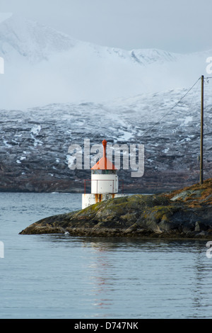 Petit phare sur les rochers dans un bras de Sommarøy, Norvège Banque D'Images