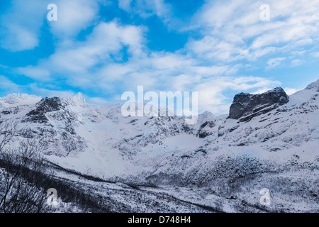 Dans Rekvik Snowy Mountain Range, Norvège Banque D'Images