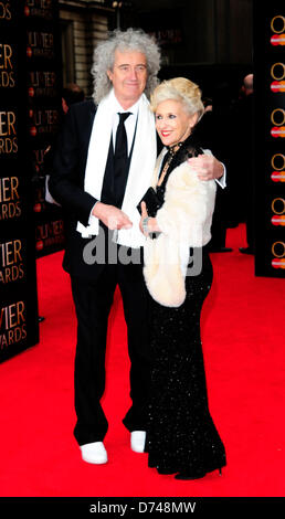 Londres, Royaume-Uni. 28 avril 2013. Brian May ; Anita Dobson assiste à Olivier Awards 2013 au Royal Opera House Covent Garden de Londres. Crédit : Peter Phillips/Alamy Live News Banque D'Images