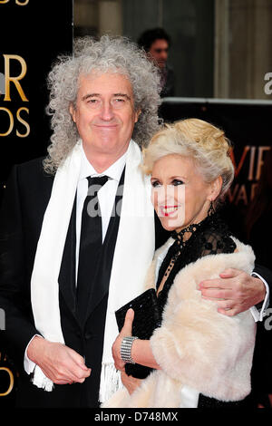 Londres, Royaume-Uni. 28 avril 2013. Brian May ; Anita Dobson assiste à Olivier Awards 2013 au Royal Opera House Covent Garden de Londres. Crédit : Peter Phillips/Alamy Live News Banque D'Images