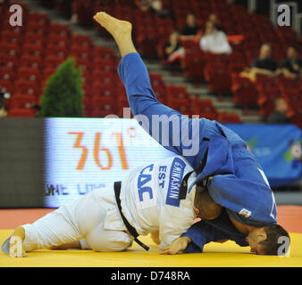 Michal Horak (en bleu) de la République tchèque et de l'Estonie Grigorij Minaskin pendant le match de le 100 kg de la catégorie 2013 Judo Championnats d'Europe à Budapest, Hongrie, Samedi, Avril 27, 2013. (CTK Photo/Martin Gregor) Banque D'Images