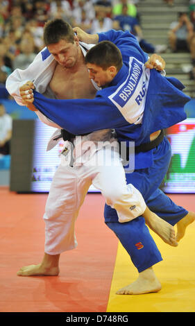 Lukas Krpalek (en blanc) de la République tchèque et de la Russie Adlen Bisultanov pendant le match de le 100 kg de la catégorie 2013 Judo Championnats d'Europe à Budapest, Hongrie, Samedi, Avril 27, 2013. (CTK Photo/Martin Gregor) Banque D'Images