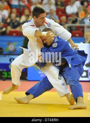 Lukas Krpalek (en blanc) de la République tchèque et de la Russie Adlen Bisultanov pendant le match de le 100 kg de la catégorie 2013 Judo Championnats d'Europe à Budapest, Hongrie, Samedi, Avril 27, 2013. (CTK Photo/Martin Gregor) Banque D'Images