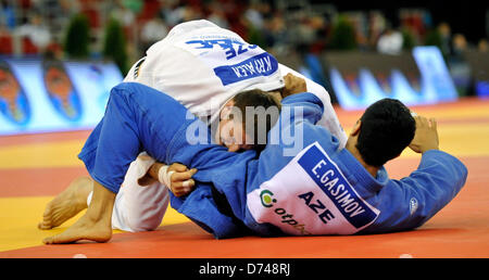 Lukas Krpalek (en blanc) de la République tchèque et de l'Anis Fridhi Elmar Azerbaïdjan lors de la demi-finale de le 100 kg de la catégorie 2013 Judo Championnats d'Europe à Budapest, Hongrie, Samedi, Avril 27, 2013. (CTK Photo/Martin Gregor) Banque D'Images