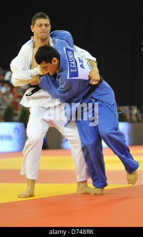 Lukas Krpalek (en blanc) de la République tchèque et de l'Anis Fridhi Elmar Azerbaïdjan lors de la demi-finale de le 100 kg de la catégorie 2013 Judo Championnats d'Europe à Budapest, Hongrie, Samedi, Avril 27, 2013. (CTK Photo/Martin Gregor) Banque D'Images