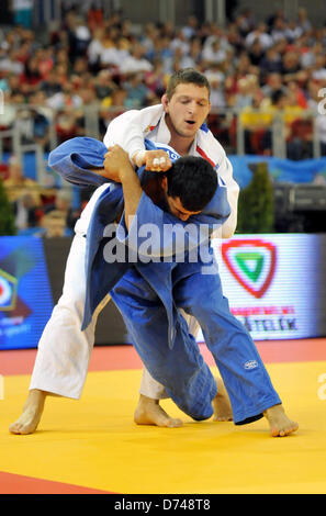 Lukas Krpalek (en blanc) de la République tchèque et de l'Anis Fridhi Elmar Azerbaïdjan lors de la demi-finale de le 100 kg de la catégorie 2013 Judo Championnats d'Europe à Budapest, Hongrie, Samedi, Avril 27, 2013. (CTK Photo/Martin Gregor) Banque D'Images