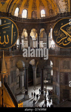 Vue de l'intérieur de Sainte-sophie, montrant des éléments islamiques sur le sommet de la coupole principale. Banque D'Images