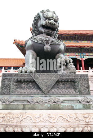 Statue en bronze lion gardien traditionnel en face de la porte de la Cour suprême (grand) l'harmonie dans la Cité Interdite, Pékin, Chine Banque D'Images
