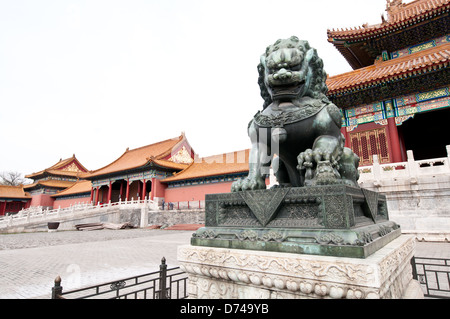 Statue en bronze lion gardien traditionnel en face de la porte de la Cour suprême (grand) l'harmonie dans la Cité Interdite, Pékin, Chine Banque D'Images