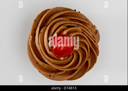 Studio shot of cupcake chocolat sur fond blanc d'en haut Banque D'Images