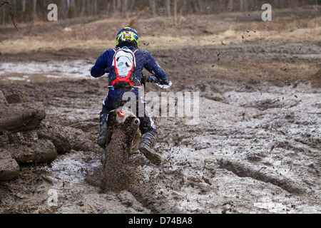 Course de motocross sur terrain boueux et humide dans Parola, Finlande Banque D'Images