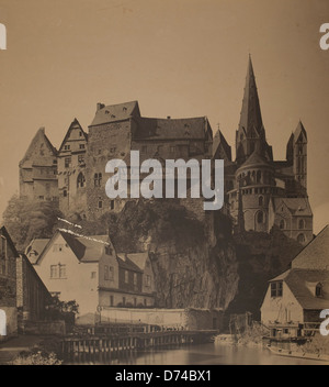 Cette photographie met en valeur la cathédrale de Limbourg, un bâtiment religieux historique connu pour son architecture gothique. L'image met en valeur le design complexe de la cathédrale, les vitraux et la structure majestueuse, un exemple important de l'architecture médiévale européenne. Banque D'Images