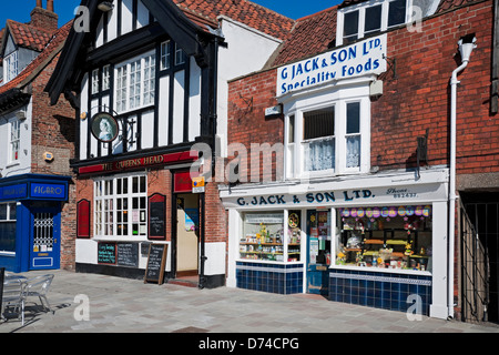 Le pub Queens Head et les magasins du centre-ville Wednesday Market Beverley East Yorkshire England Royaume-Uni GB Grande-Bretagne Banque D'Images