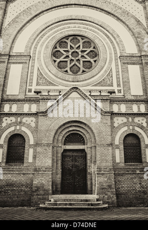 Grande porte d'entrée en bois à synagogue à Novi Sad, Serbie. Banque D'Images