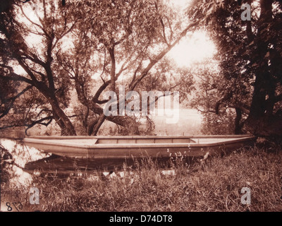 Cette photographie, prise par Jean-Eugène-Auguste Atget en 1909, représente l'étang de Corot à ville d'Avray, en France. Il fait partie de la collection du Musée des Arts photographiques, mettant en valeur le paysage tranquille de la région. Banque D'Images