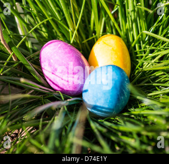 L'Albâtre Oeufs de Pâques cachés dans un patch d'herbe pour les enfants à trouver. Banque D'Images