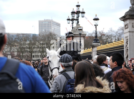 Agent de police féminin sur l'aide au contrôle de la foule lors de la relève de la garde au Palais de Buckingham à Londres, Royaume-Uni Banque D'Images