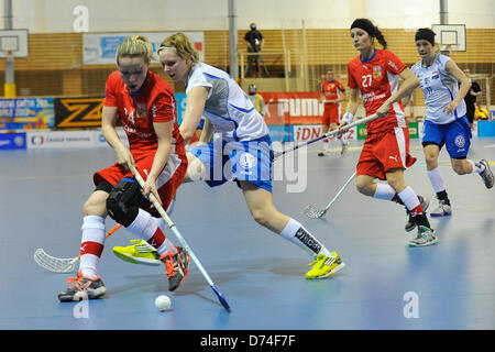 De gauche à droite : Denisa Billa de République tchèque, de Finlande, de Sani Klinga Dominika Steglova de République tchèque et de la Finlande au cours de l'Alli Tikkanen women's Euro Tour Floorball match République tchèque contre la Finlande à Brno, République tchèque le 26 avril 2013. (Photo/CTK Vaclav Salek) Banque D'Images