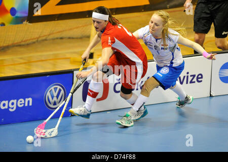 De gauche à droite : Zuzana Halfarova de République tchèque et Eliisa Alanko de Finlande au cours de l'Euro Tour Floorball match République tchèque contre la Finlande à Brno, République tchèque le 26 avril 2013. (Photo/CTK Vaclav Salek) Banque D'Images