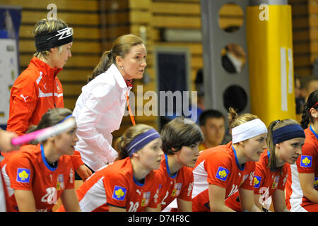 L'entraîneur tchèque Karolina Satalikova (en blanc) au cours de l'Euro Tour Floorball match République tchèque contre la Finlande à Brno, République tchèque le 26 avril 2013. (Photo/CTK Vaclav Salek) Banque D'Images