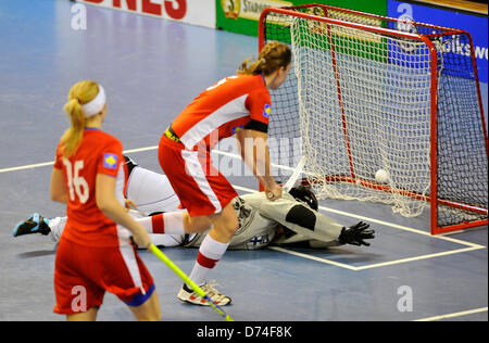 Eliska Krupnova de République tchèque tire un but. Le gardien finlandais Jonna Makela (droite) et Tereza Urbankova de République tchèque (à gauche) au cours de l'Euro Tour Floorball match République tchèque contre la Finlande à Brno, République tchèque le 26 avril 2013. (Photo/CTK Vaclav Salek) Banque D'Images