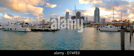 Ville de Miami vue sur la baie et la Marina, Florida, USA Banque D'Images