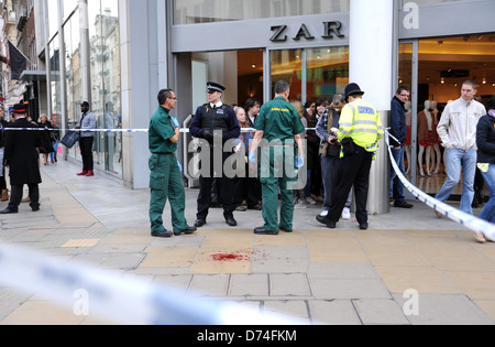 La police et les ambulanciers assister à la scène d'une perturbation dans Oxford Street Londres W1 UK Banque D'Images