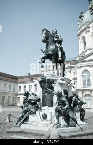 Statue de Friedrich Wilhelm I (der Grosse Kurfuerst) électeur de Brandebourg dans le Palais de Charlottenburg à Berlin Banque D'Images