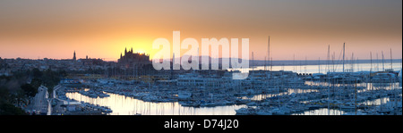 La cathédrale de Palma vue sur le port, Palma, Majorque, Espagne Banque D'Images