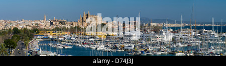 La cathédrale de Palma vue sur le port, Palma, Majorque, Espagne Banque D'Images