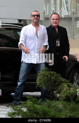 George Michael tenant une canette de Coca-Cola Light comme il arrive à l'Opéra National de Prague pour sa tournée 'George Michael Symphonica :' Banque D'Images