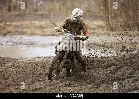 Course de motocross sur terrain boueux et humide dans Parola, Finlande Banque D'Images