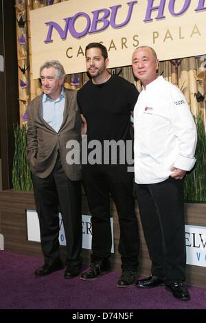 Las Vegas, USA. 28 avril 2013. Robert De Niro, David Blaine, Nobu Matsuhisa au Nobu Hotel Restaurant et bar-salon de l'inauguration, le Jardin des Dieux, Nobul Oasis Piscine Hôtel Caesars Palace, Las Vegas, NV le 28 avril 2013. Photo par : James Atoa/Everett Collection/Alamy Live News Banque D'Images