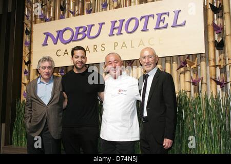 Las Vegas, USA. 28 avril 2013. Robert De Niro, David Blaine, Nobu Matsuhisa, Meir Teper au Nobu Hotel Restaurant et bar-salon de l'inauguration, le Jardin des Dieux, Nobul Oasis Piscine Hôtel Caesars Palace, Las Vegas, NV le 28 avril 2013. Photo par : James Atoa/Everett Collection/Alamy Live News Banque D'Images